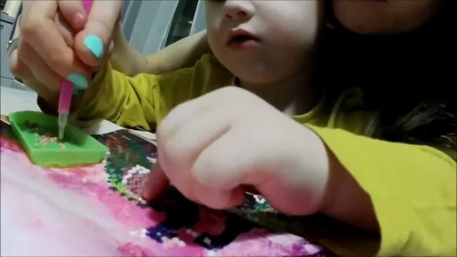 Процесс выкладки алмазной вышивки. Собираем алмазную мозаику с ребенком
