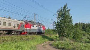 Электровоз ЧС2Т с пассажирским поездом, станция Павлово-на-Неве