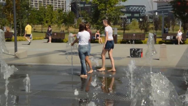 Girls,a cheerful fountain and wet joys of summer!/Девушки,веселый фонтан и мокрые радости лета!