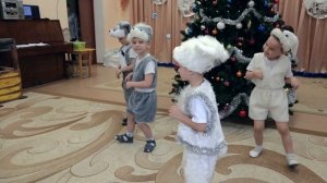 Прикольный танец мальчиков-зайчиков на Новый Год 2018