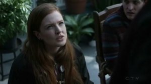 Gotham 3x16 - Ivy helps Penguin to escape
