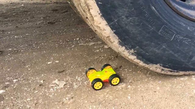 Машина давит игрушки/машина давит предметы/car press/наезжает на игрушки/видео для детей/раздавил смотреть онлайн