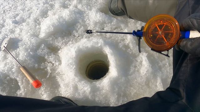 ЗИМНЯЯ РЫБАЛКА. Закрытие сезона. Балансир, жерлицы. Зауломское озеро 2022. смотреть онлайн