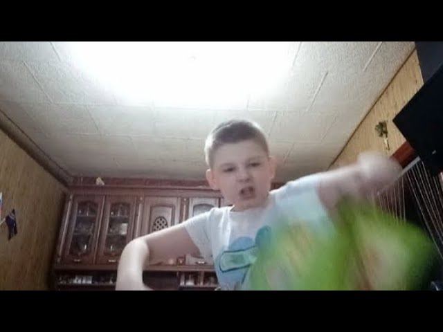 Я рву Цветную бумагу, картон, гафриную бумагу ! смотреть онлайн