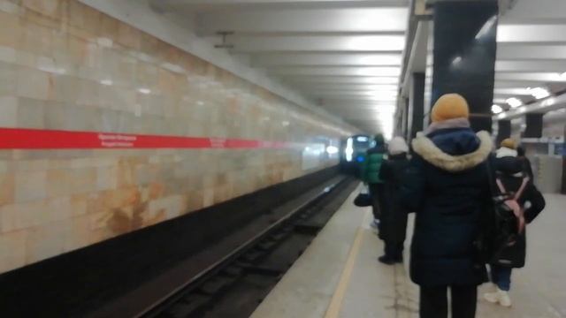 Прибытие поезда метро "Балтиец" из оборотного тупика станции метро Проспект Ветеранов.