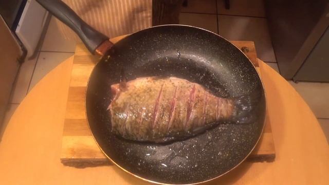 Жареный карась под шапочкой зеленого лучка и лимончиков