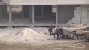 Ранение и эвакуация солдата сирийской армии при наступлении в Дарайе