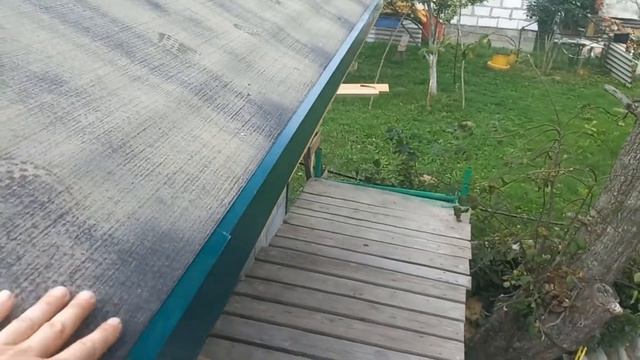 Крепление капельника и подкладочного ковра для битумной черепицы на вальмовую крышу.