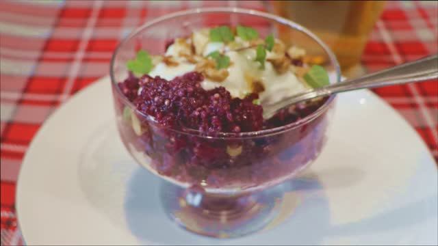 Запеченный киноа с ягодами, бананом и чиа