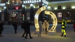 Светящийся поезд включает железнодорожный мост!