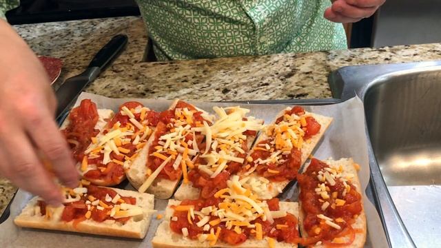 Пицца - бутерброды за 10 минут. Вкусная начинка на хрустящем багете, горячие бутерброды.