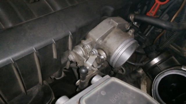 Бмв е36. Замена прокладки дроссельной заслонки. смотреть онлайн