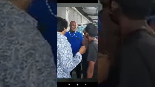 le vice-président du Suriname se fait insulter d'ancien braqueurs en public(1)