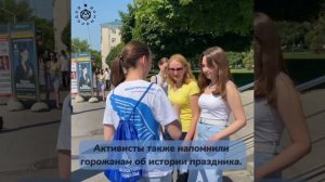 «Волонтеры Победы» раздали ленточки цвета флага России