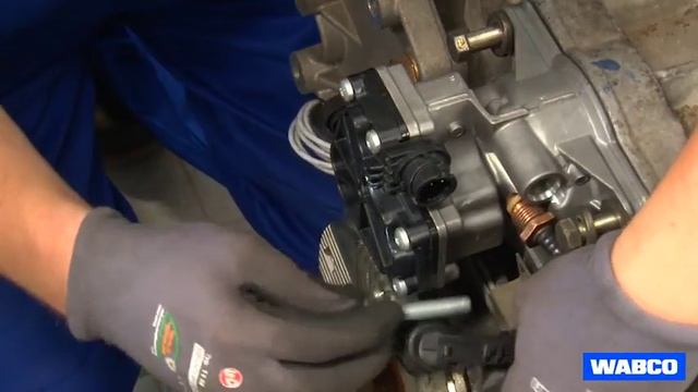 WABCO Solution for 3rd Gen Daimler AMT: Installing the Range Module (GP cylinder) смотреть онлайн