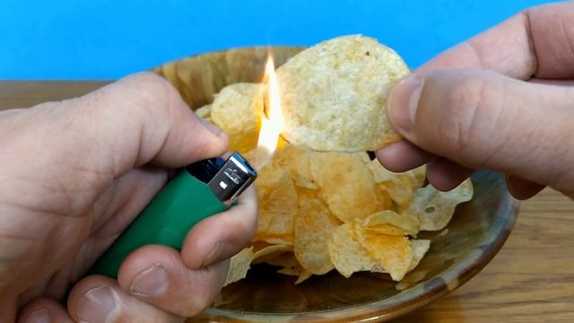 ЧТО БУДЕТ ЕСЛИ ПОДЖЕЧЬ ЧИПСЫ / КАК ГОРЯТ ЧИПСЫ смотреть онлайн