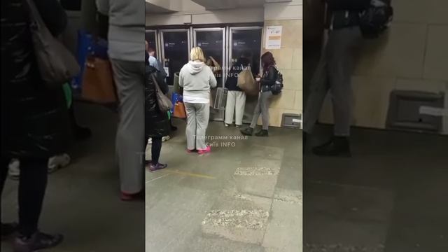 В Киеве во время воздушной тревоги власти не пустили людей в метро, решив, что хватит с них перехода