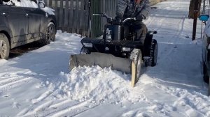 Самодельный квадроцикл чистит снег. Продается на авито.