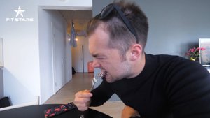 ВЕГАН ПЕРВЫЙ РАЗ В ЖИЗНИ ПРОБУЕТ МЯСО И ПРИШИВАЕТ ПУГОВИЦУ НА ПАЛЬТО! АДСКАЯ КУХНЯ