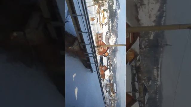 Жизнь у подножья горы. Путешествие по Западной Украине. Славское из окна поезда. Львовская область.