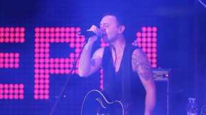 15 СЛУЧАЕВ КОГДА ФАНАТЫ ПЕРЕПЕЛИ СВОИХ КУМИРОВ ВО ВРЕМЯ ЖИВОГО КОНЦЕРТА