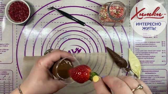 Декорация клубники вкусным топленым шоколадом смотреть онлайн