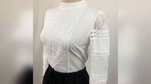 Белая блузка с кружевной отделкой.