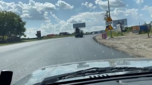 НОВЫЙ SUZUKI JIMNY С ПРИЦЕПОМ ЛОДКОЙ И МОТОРОМ НА ТРАССЕ