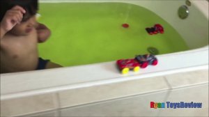 Игры в ванной с ребенком и игрушками Молния Маккуин и Паровозик Томас