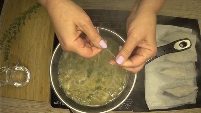 Нежнейший палтус с соусом и салатными листьями на гарнир.