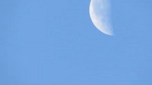 ЛУНА В НЕБЕ УТРОМ! СНЯТО НА МЫЛЬНИЦУ CANON POWERSHOT SX430 IS