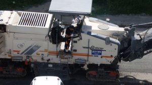 Дорожная фреза Wirtgen W2000 в работе.