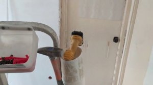 Закрепляем ПВХ багет для натяжного потолка