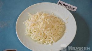 Французский салат с яблоками, морковью, луком, сыром и яйцом