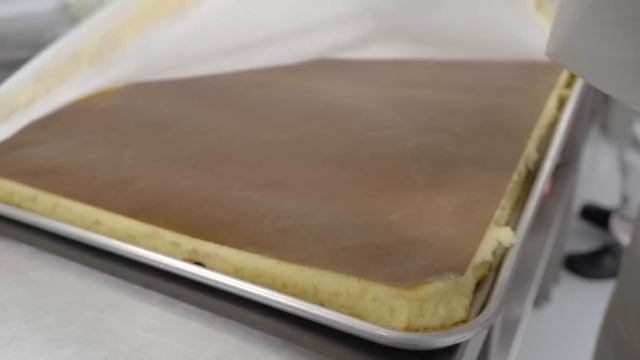 롤케이크 공장 Mass production! Cream Bomb Roll Cake Making Process - Korean cake factory