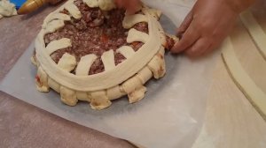 ПИРОГ  " КОРЗИНА   ОФОРМЛЕННАЯ   ЛЮБИМЫМИ РОЗАМИ ! "?