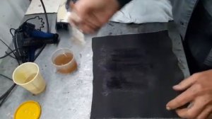 Наносим клей на кожзам