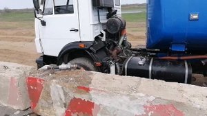 Водовоз. Первый опыт проливки грунта на объекте.