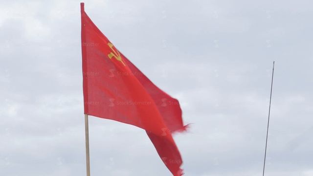 The flag of the USSR developing in the wind on a flagpole in a windy day. Flag of the Soviet Union смотреть онлайн