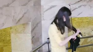 Прекрасное далеко ! Девушка на скрипке в переходе .