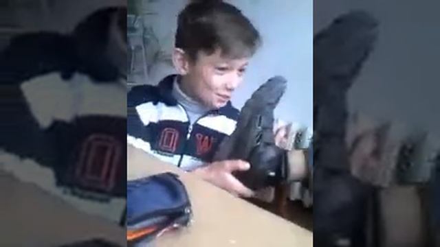 Пацан целует мою ногу на уроки:) смотреть онлайн