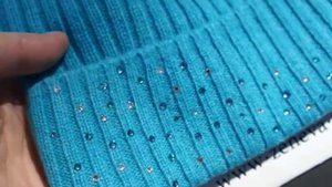 Голубая шапка из 100% кашемира со стразами Swarovski