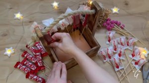 Букет из конфет и цветов в корзинке