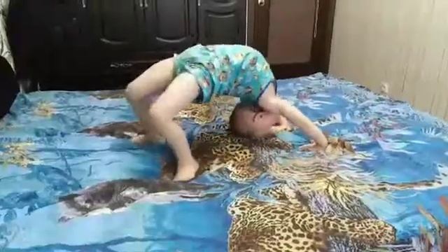 Ванечка! Гимнастика на кровати!!!! 20 апреля 2020 г. смотреть онлайн