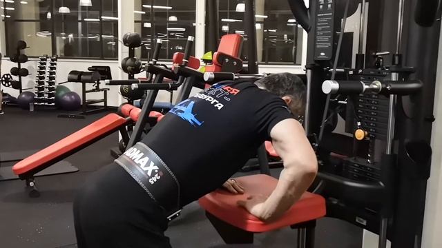 Жим в гравитроне на трицепс, узкая постановка рук, локти в разные стороны смотреть онлайн