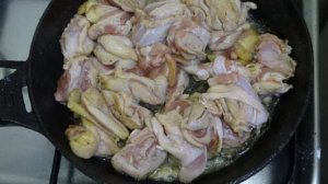 Куриные бёдра тушеные на сковороде