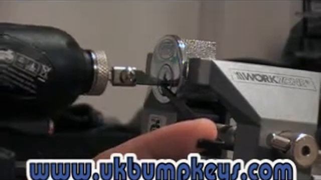 picking a york lock with the dino pick gun.wmv смотреть онлайн