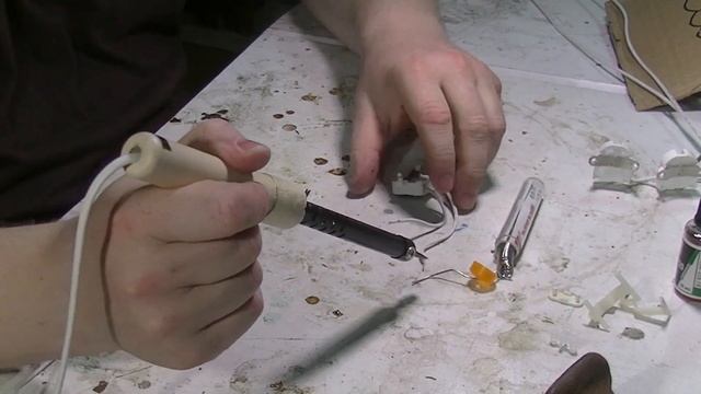 Замена люминесцентной лампы на светодиодную LED лампу в популярной модели потолочного светильника смотреть онлайн