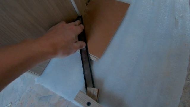 Пила для обналичка ручная. Наличники на дверной проем угол. Как подрезать наличники. Наличник отрезать. Как подрезать наличники.