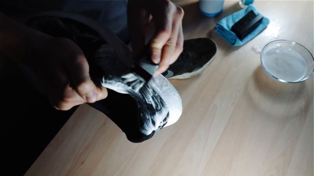 Как почистить кроссовки Nike Kaishi при помощи средства Solemate? | Solemate Guides смотреть онлайн